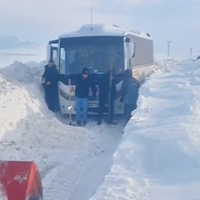 Tipide mahsur kalan midibüstekilerin yardımına köylüler koştu