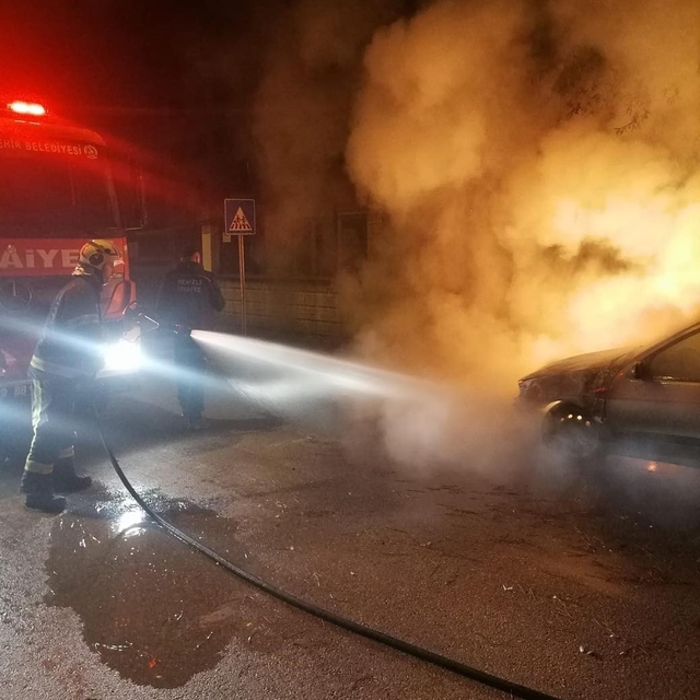 Sarayköy'de park halindeki otomobil alevlere teslim oldu