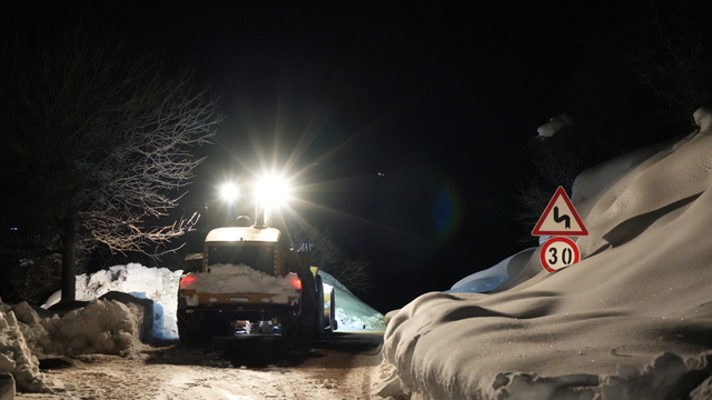 Derecik Gümrük Kapısı'nda karla mücadele çalışması yürütüldü