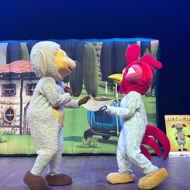 Başiskele'de yarıyıl tatilindeki çocuklar "Kuzucuk" müzikalini izledi