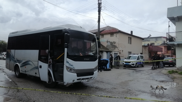 Boşanma aşamasındaki karısını sokak ortasında öldürdü
7 çocuk annesi kadın eşi tarafından öldürüldü