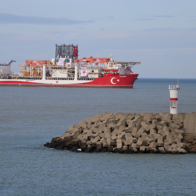 Ultra derin deniz sondaj gemisi "Yıldırım" Filyos Limanı'nda
