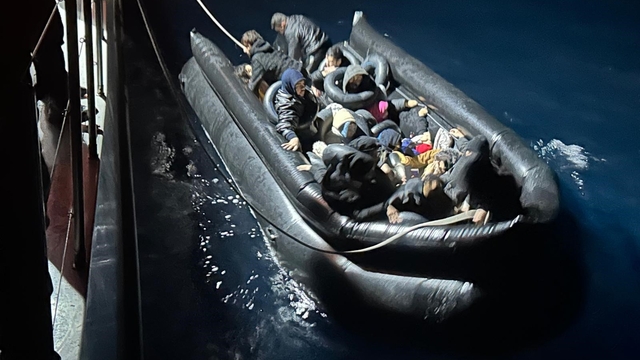 İzmir'de 33 göçmen kurtarıldı, 17 göçmen yakalandı