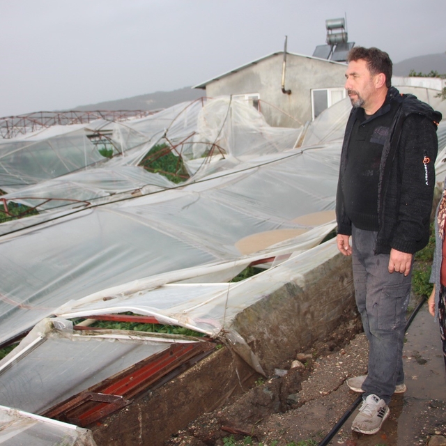 Örtü altı tarımın merkezi Kumluca'da hortumun verdiği hasar gündüz ortaya ç...