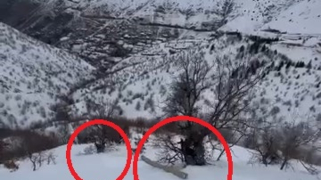 Eğimli arazide işçiler, karda kayan direkle birlikte sürüklendi; o anlar kamerada