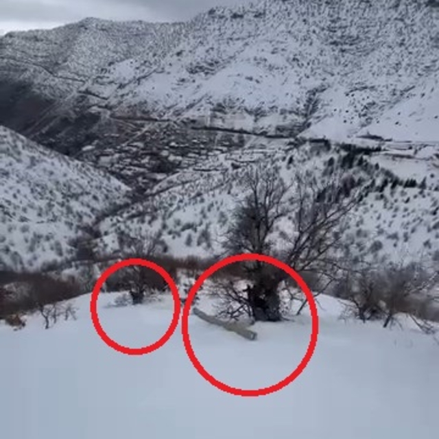 Eğimli arazide işçiler, karda kayan direkle birlikte sürüklendi; o anlar ka...