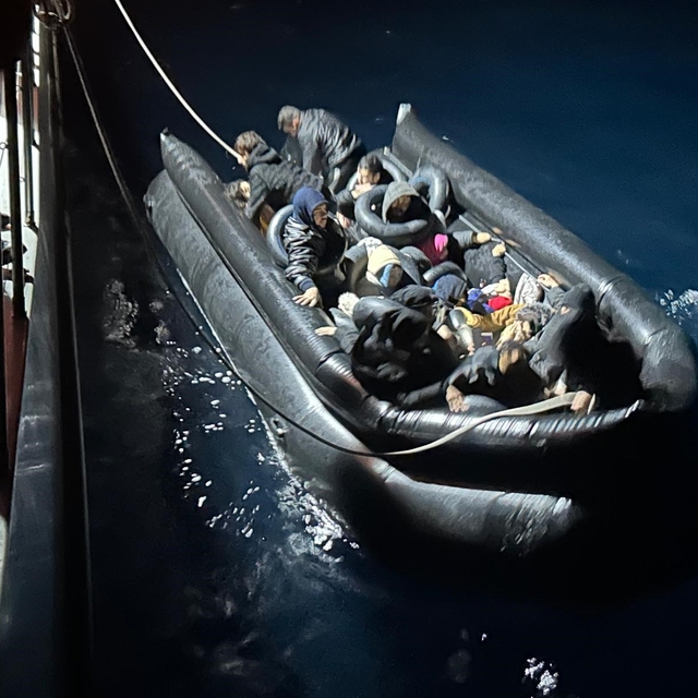 İzmir'de 33 göçmen kurtarıldı, 17 göçmen yakalandı