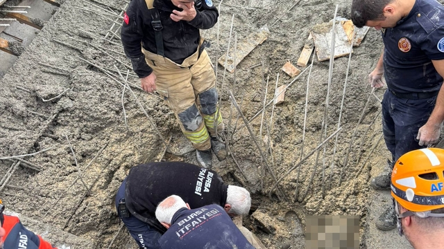 Tonlarca betonun altında kaldılar: 1 işçi öldü, 2'si sağ kurtarıldı
Bursa'da BESOB Sanayi Sitesi inşaatında yeni dökülen beton kalıp çöktü