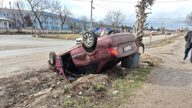 Kontrolden çıkan otomobil takla attı
Hastaneye giderken geçirdikleri kazadan yara almadan kurtuldular