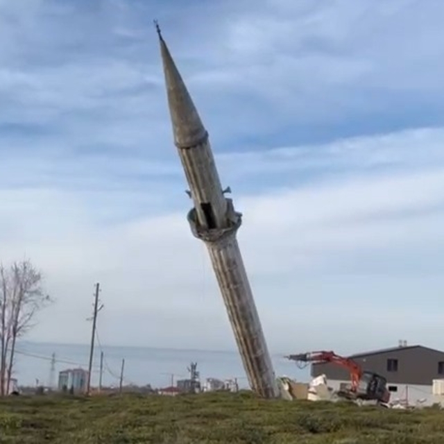Yenisi yapılınca eski caminin minaresi kontrollü bir şekilde yıkıldı