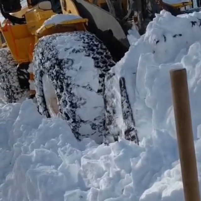 Çemişgezek'te karla mücadele: Köylünün sevinci kameraya yansıdı