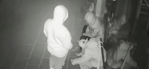 Önce sigara içtiler, sonra sakin sakin dükkanı soydular
Hırsızların o anlar...