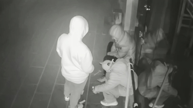 Önce sigara içtiler, sonra sakin sakin dükkanı soydular
Hırsızların o anları anbean güvenlik kamerasına yansıdı