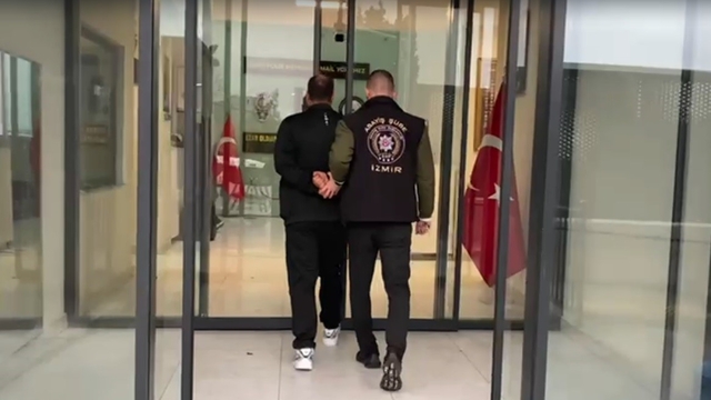 İzmir'de 27 yıl hapis cezasıyla aranan şahıs yakalandı