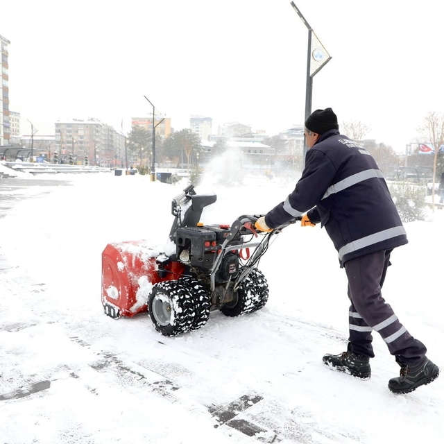 Elazığ'da karla mücadele çalışmaları sürüyor