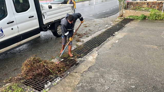 Belediye ekiplerinden fırtına ve yağış mesaisi