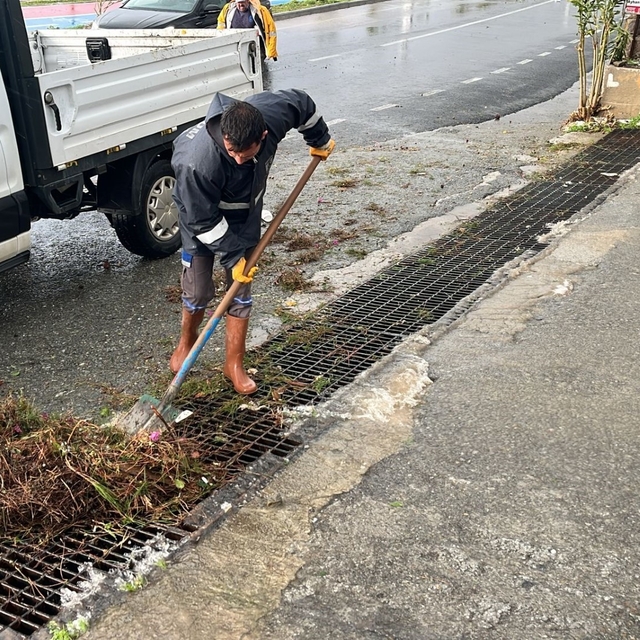 Belediye ekiplerinden fırtına ve yağış mesaisi