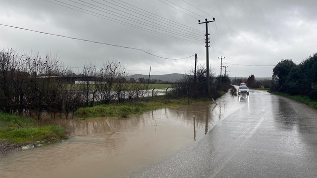 Ayvacık'ta sağanak yağış tarım arazilerini sular altında bıraktı