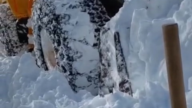 Çemişgezek'te karla mücadele: Köylünün sevinci kameraya yansıdı