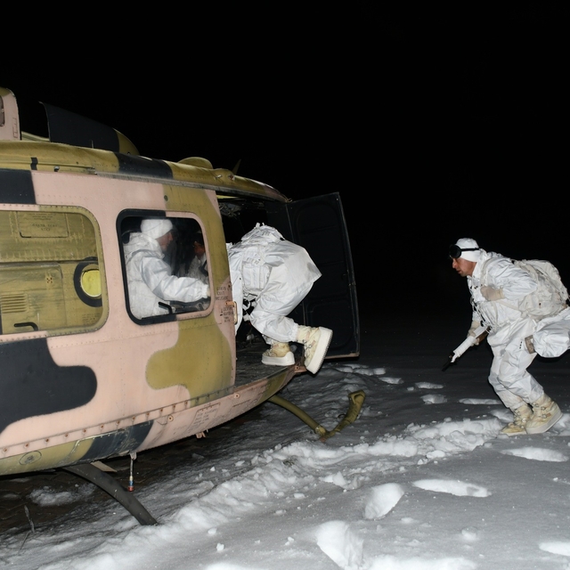 Mehmetçiğin karlı arazide gece eğitimi