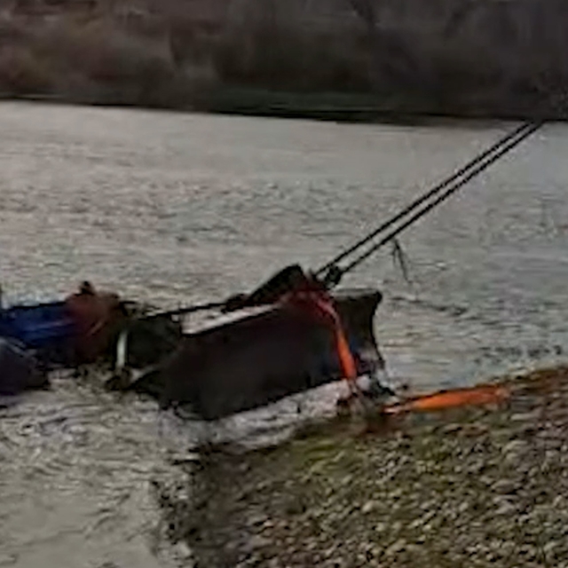 Yıkamak istediği traktör Kızılırmak'a gömüldü: İmdadına belediye ekipleri y...