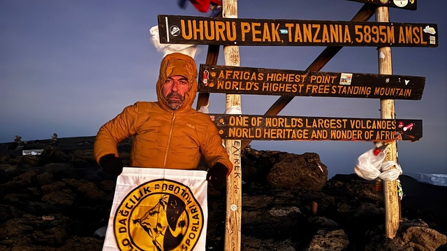 Hakkarili dağcı Kilimanjaro zirvesinde