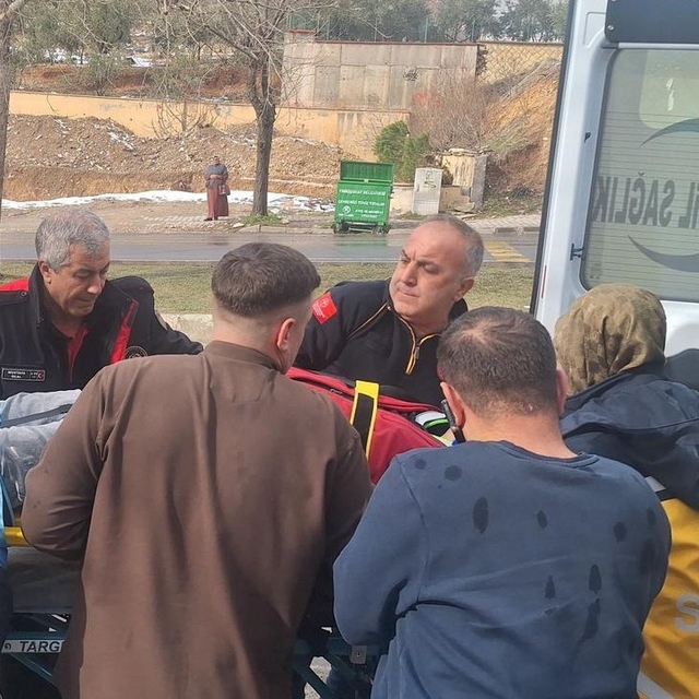 Asansör boşluğuna düşen şahıs kurtarıldı