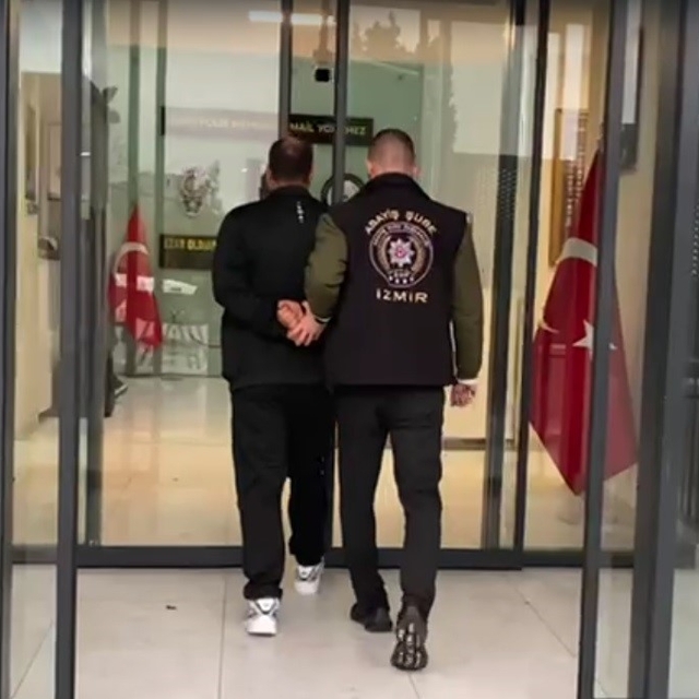 İzmir'de 27 yıl hapis cezasıyla aranan şahıs yakalandı