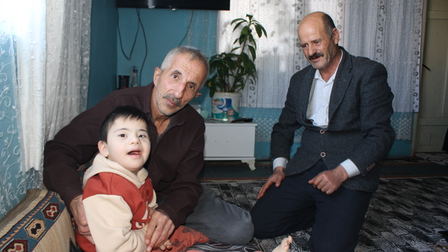 Malazgirt'te engellilere tekerlekli sandalye hediye edildi