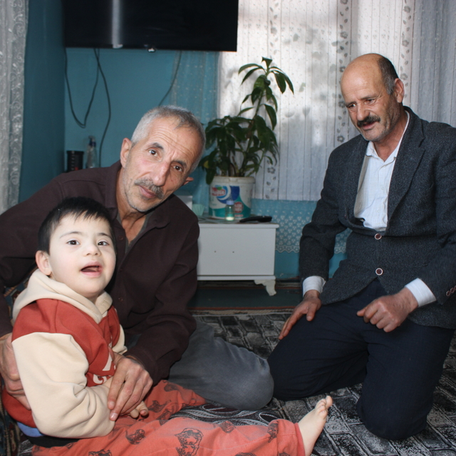 Malazgirt'te engellilere tekerlekli sandalye hediye edildi