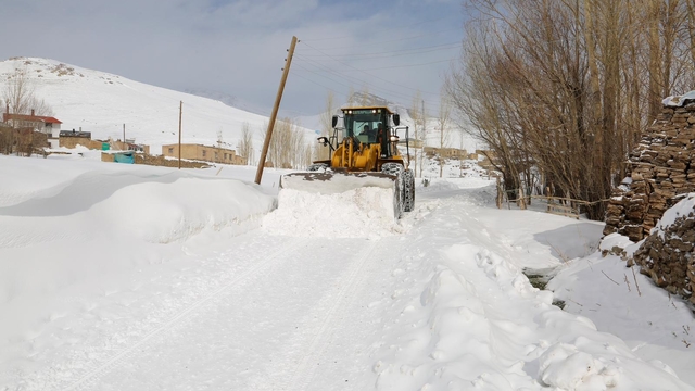 Van'da karla mücadele çalışması devam ediyor