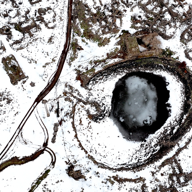 Kayseri'de 47 yıl önce sel nedeniyle terk edilen eski köy kar altında dronl...