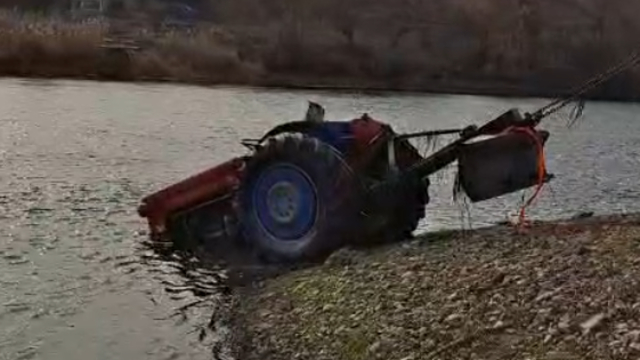Kırıkkale'de traktör Kızılırmak'a düştü