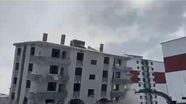 Elazığ'da hasarlı bina iş makinesiyle yıkıldı