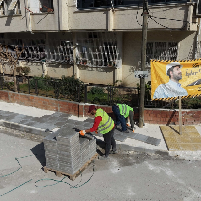 Tarsus Belediyesi kent genelinde kaldırımları yeniliyor