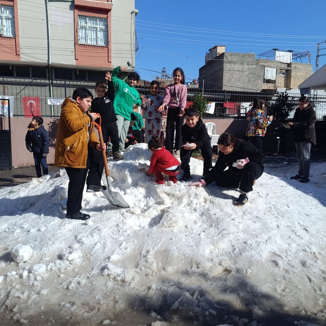 Adana'da çocuklar kamyonlarla getirilen karla eğlendi