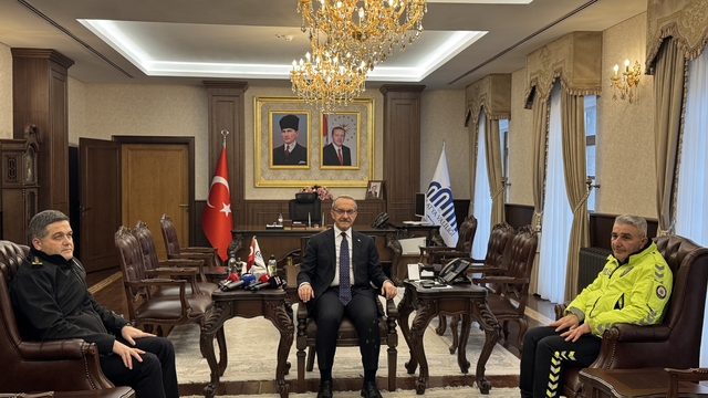 Malatya'da çorabını çıkarıp üşüyen çocuğa giydiren polis memuruna başarı belgesi