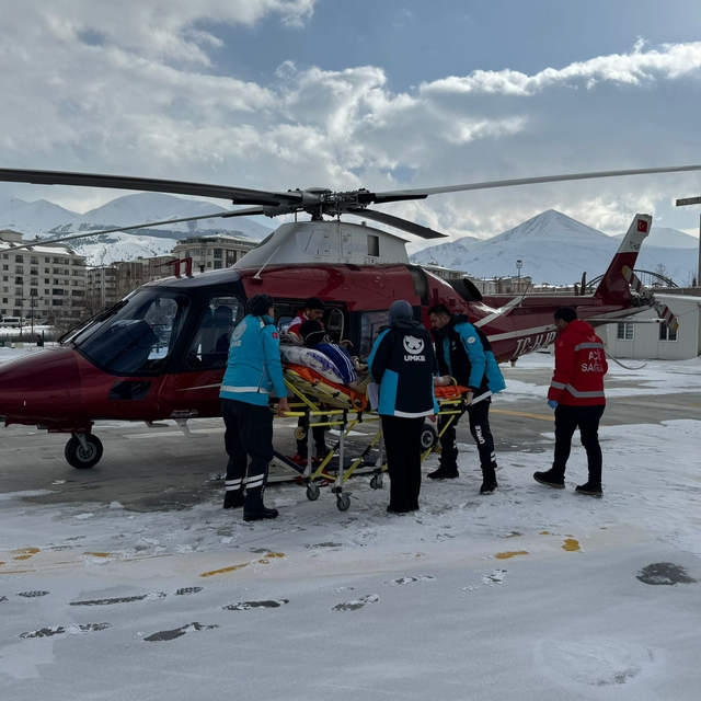 Erzurum'da 94 yaşındaki evde bakım hastası ambulans helikopterle hastaneye...