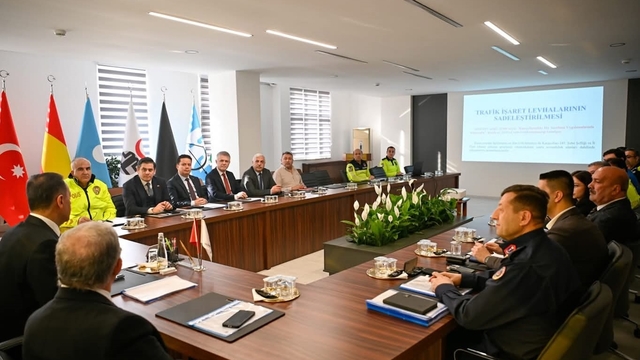 Yalova'da trafik levhaları sadeleştirildi