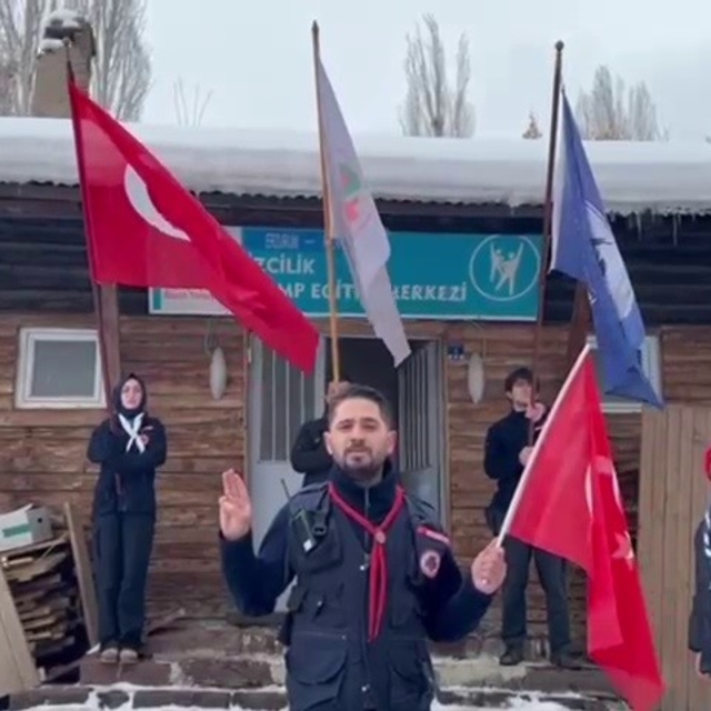 İzcilerden bayrak yürüyüşü