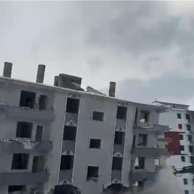 Elazığ'da hasarlı bina iş makinesiyle yıkıldı