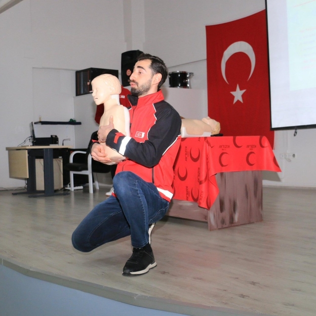 Kızılay'dan çocuklara ilk yardım eğitimi