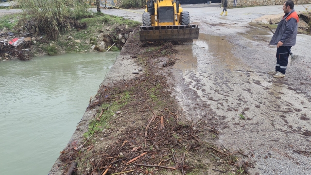 Kemer'de köprüleri tıkayan tomruklar temizlendi