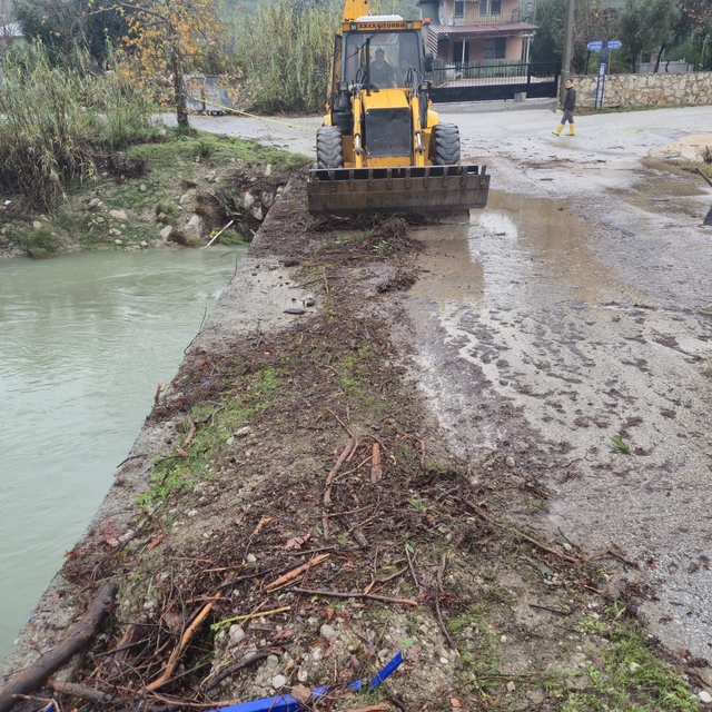 Kemer'de köprüleri tıkayan tomruklar temizlendi