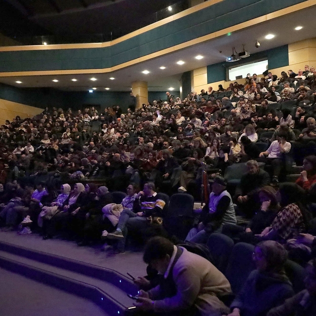 Sakarya'da "Güne Bakan Cam Kırıkları" oyunu sahnelendi