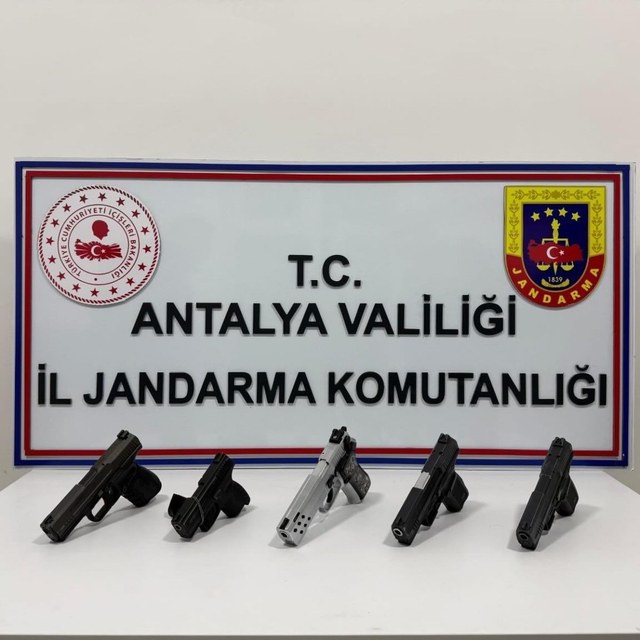 Antalya'da ruhsatsız silah operasyonunda 4 kişi yakalandı