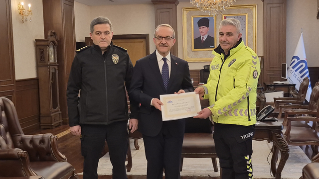 Ayağındaki çorabı üşüyen çocuğa veren polise teşekkür plaketi