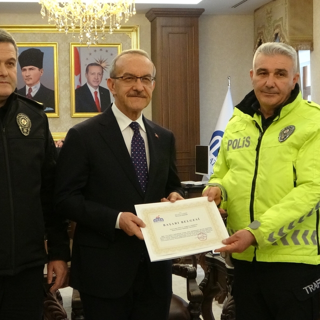 Maçta üşüyen çocuğa çorabını veren polis memuru ödüllendirildi