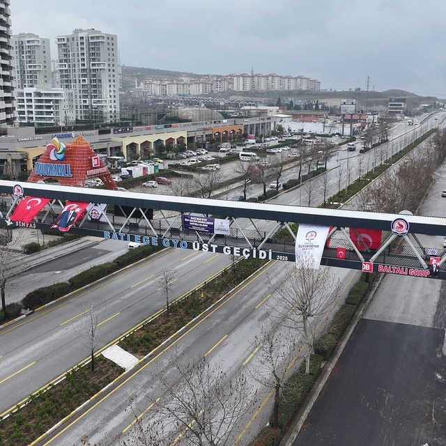 Menderes Bulvarındaki modern yaya üst geçidi açılıyor
