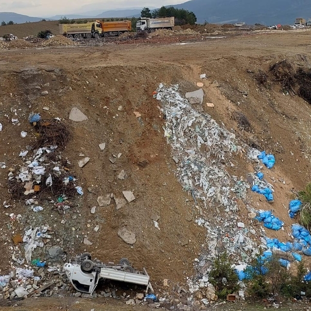 Şarampole yuvarlanan kamyonetteki 2 kişi yaralandı